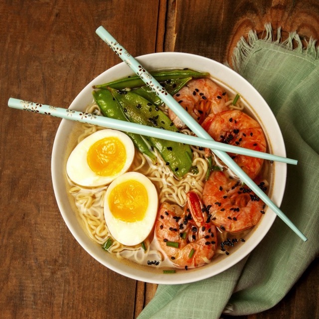 Demonstration image of noodles, egg and shrimp in a bowl